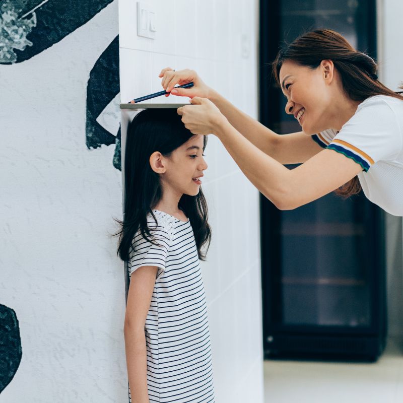 toise-murale-fusee-maman-mesure-sa-fille-au-crayon