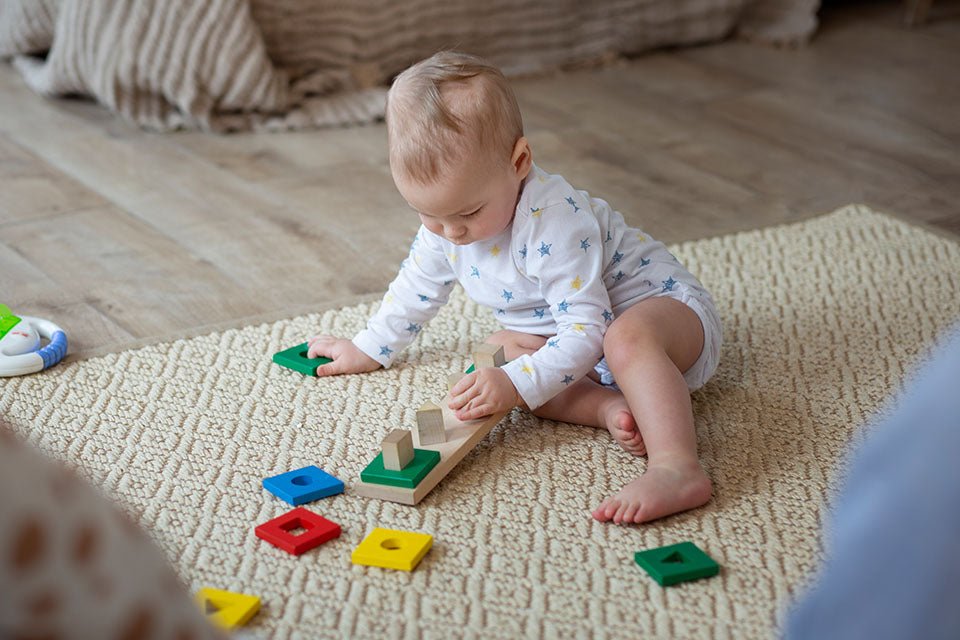 Développez l'éveil de bébé en lui offrant des jouets adaptés à son âge - Lafia Land