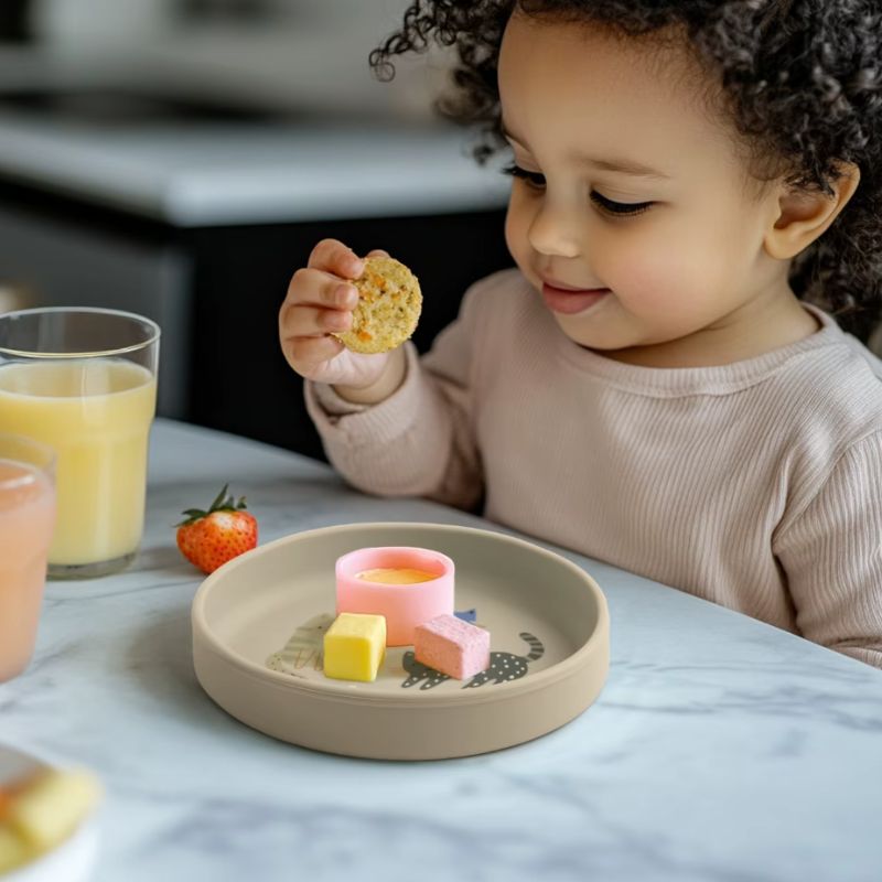 Assiette bebe beige bebecheveux bouclés