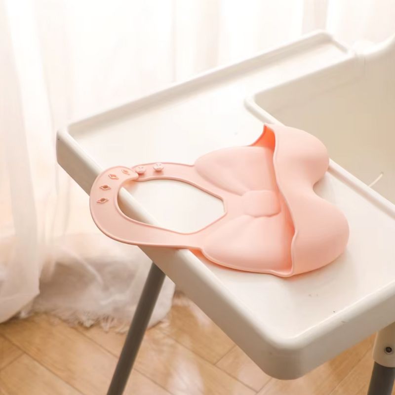 Bavoir-Silicone-Bebe-pose-sur-chaise-haute