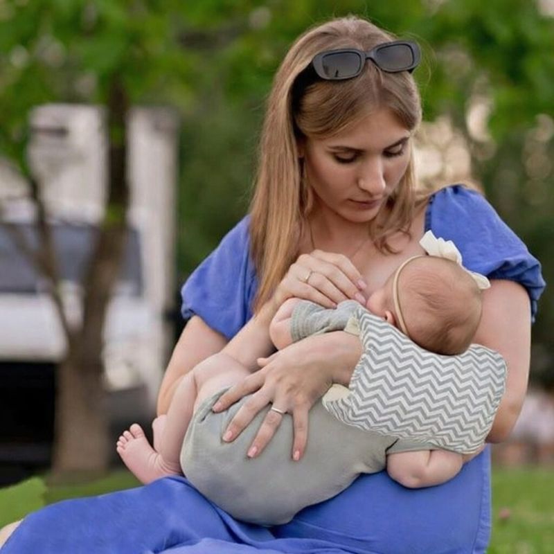 Coussin d'allaitement avec maman dehors