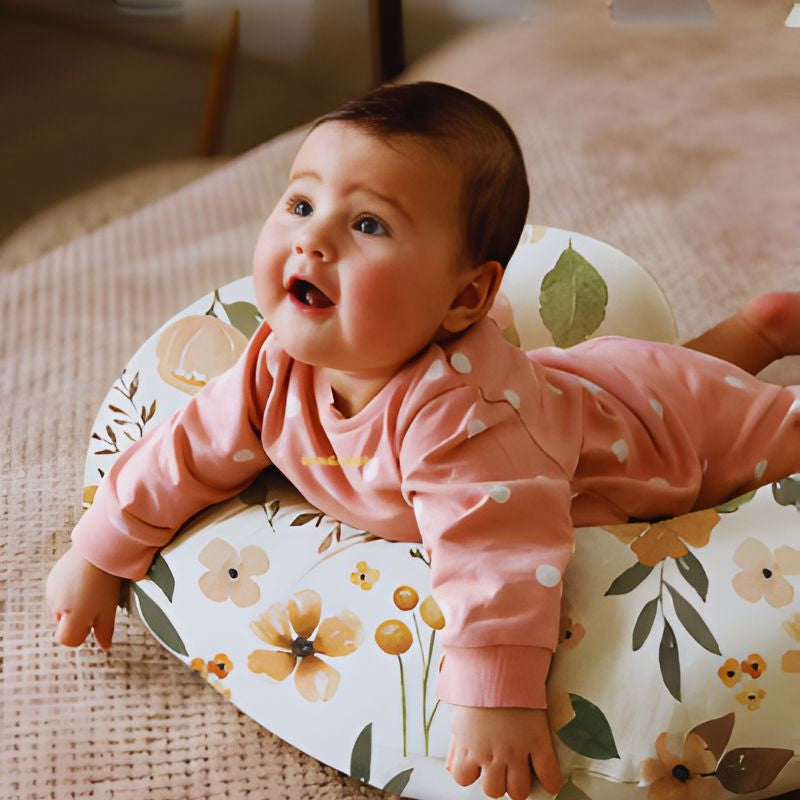 Coussin d'allaitement cozyu bébé sur le ventre