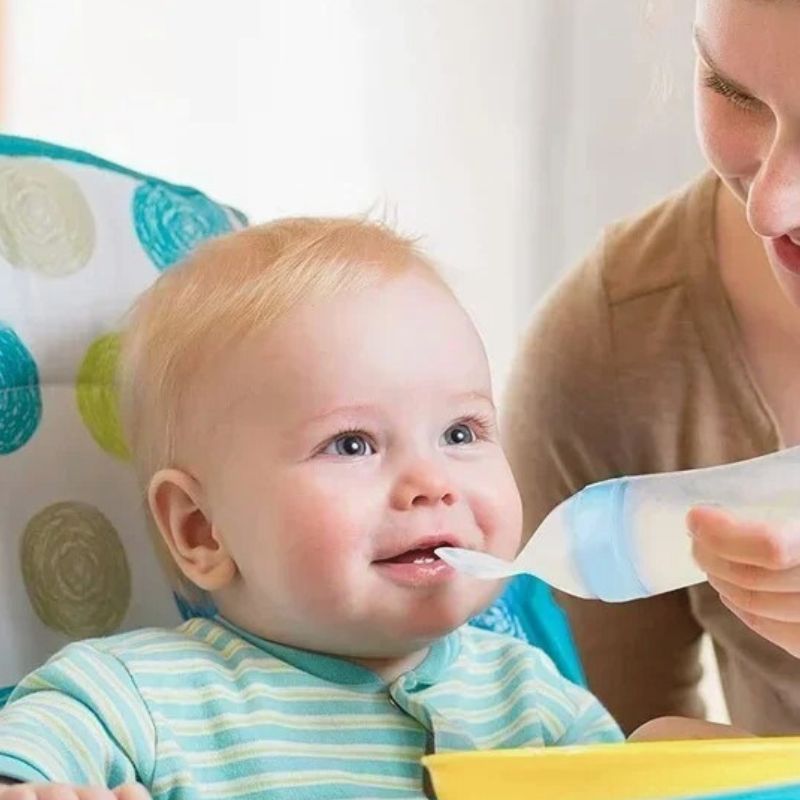 Grignoteuse-bébé-mange-avec-maman