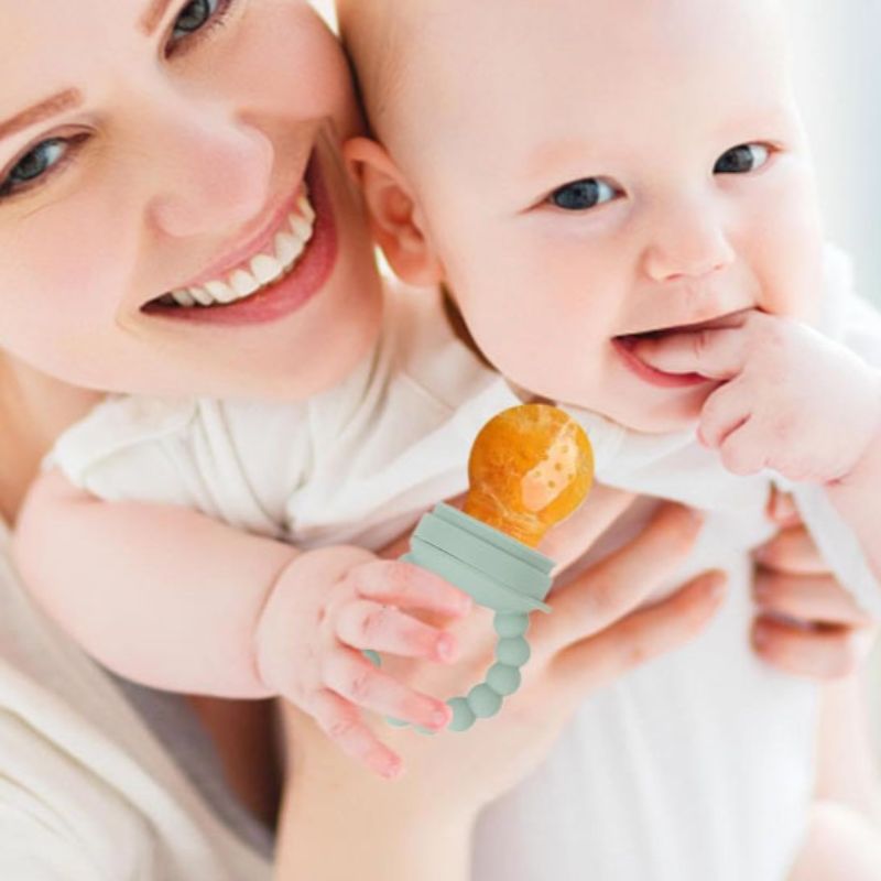 Grignoteuse-pour-bebe-sourit-avec-maman