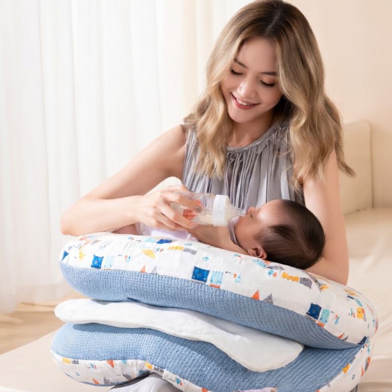 Oreiller d'allaitement cocoonya maman donne le biberon au bébé asiatique