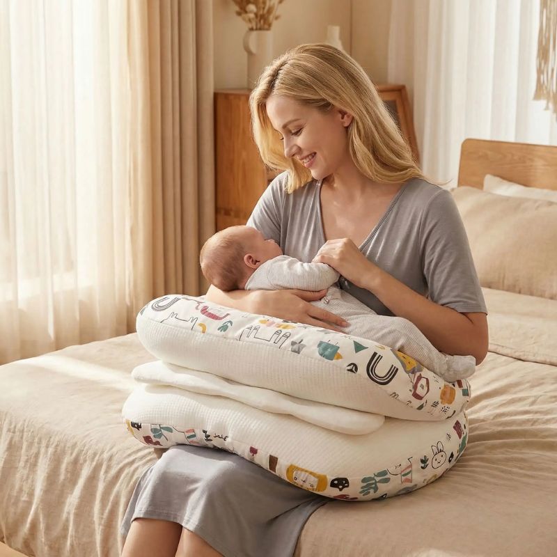 Oreiller d'allaitement cocoonya maman regarde bébé