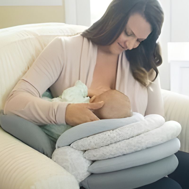 oreiller d'allaitement feuillora maman2 donne le lait