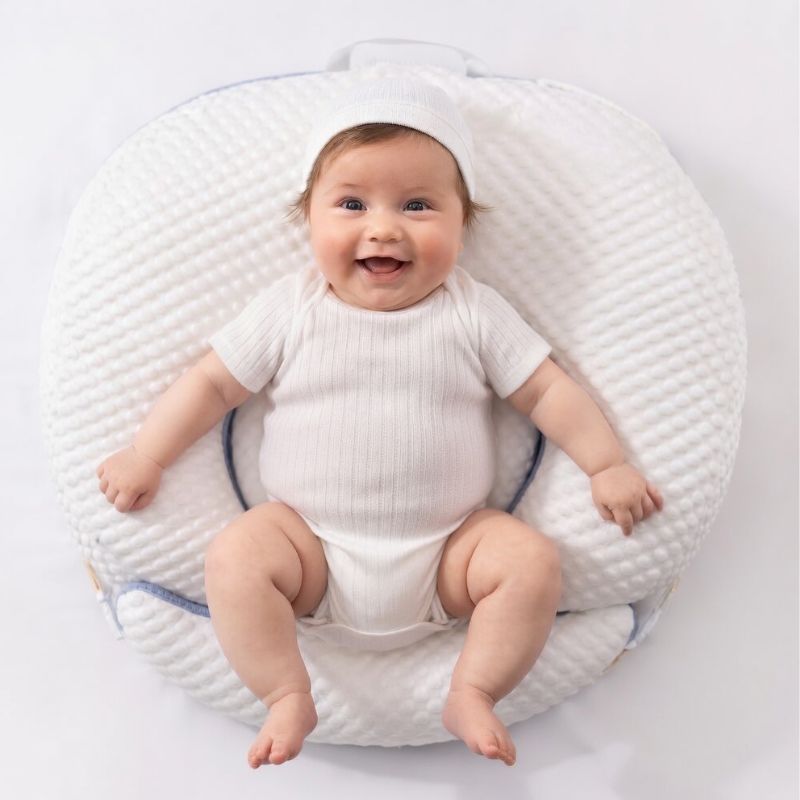 oreiller d'allaitement bébé souriant