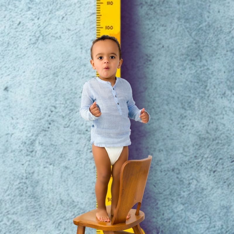 Toise-enfant-debout-sur-une-chaise