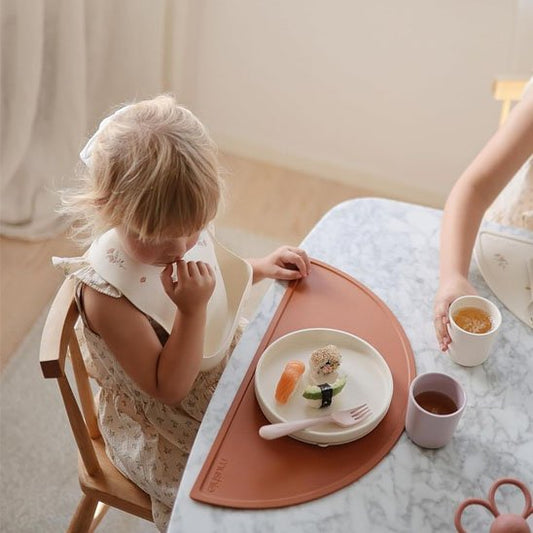 Assiette bebe roundyplate jeune fille blonde
