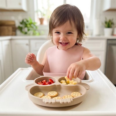 Assiette bebe ventouse avec bébé fille
