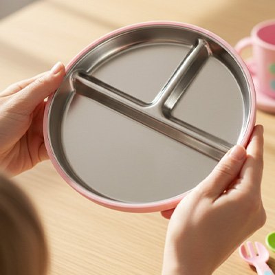Assiette bébé ventouse avec les mains de maman