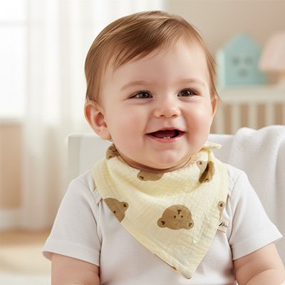 Bavoir bandana--bebe-garçon-sourit