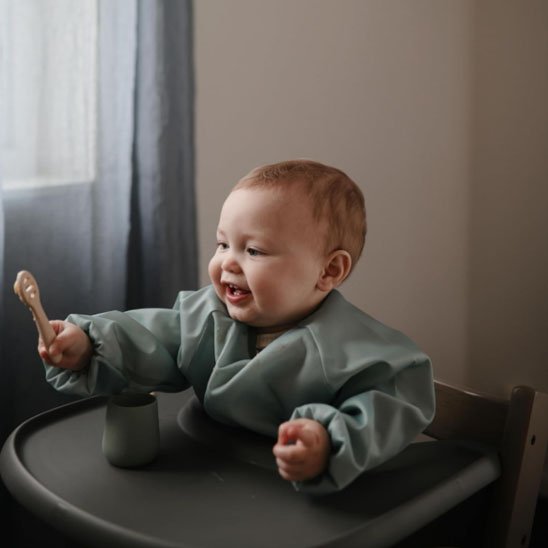 Bavoir-bebe-impermeable-tient-sa-cuillère