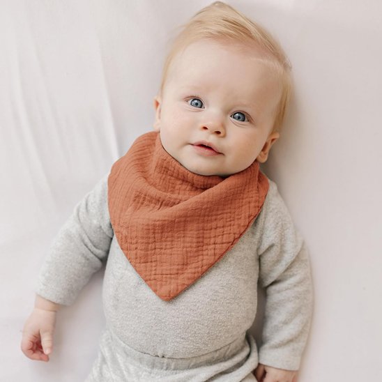 bavoirs-bandana-bebe-regarde-en-face