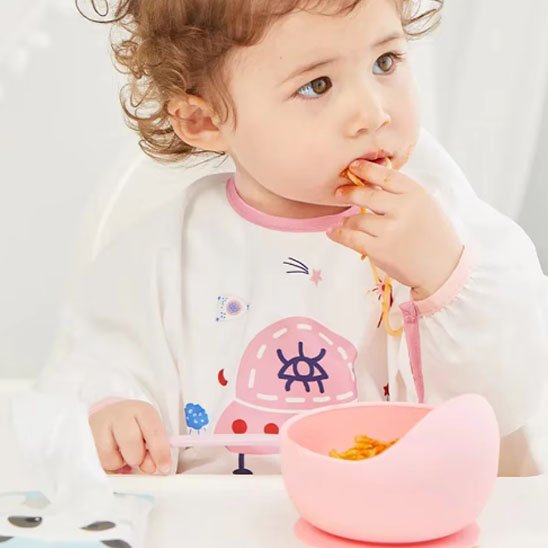 Bol bebe rose main dans la bouche