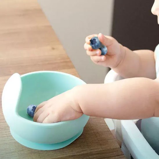 Bol bebe vert la main dedans