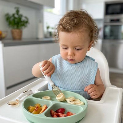 Couvert pour bebe​ bebeliora mange de la banane