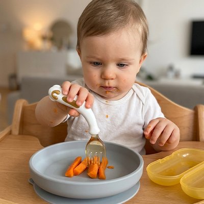Couvert pour bebe​ bebeliora mange des carottes
