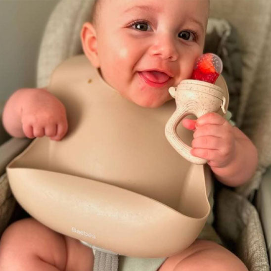 grignoteuse-bebe-mangeoire-bebe-souriant