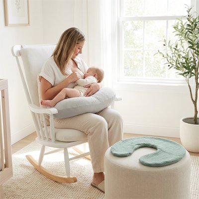 Housse coussin allaitement maman sur la chaise à bascule 