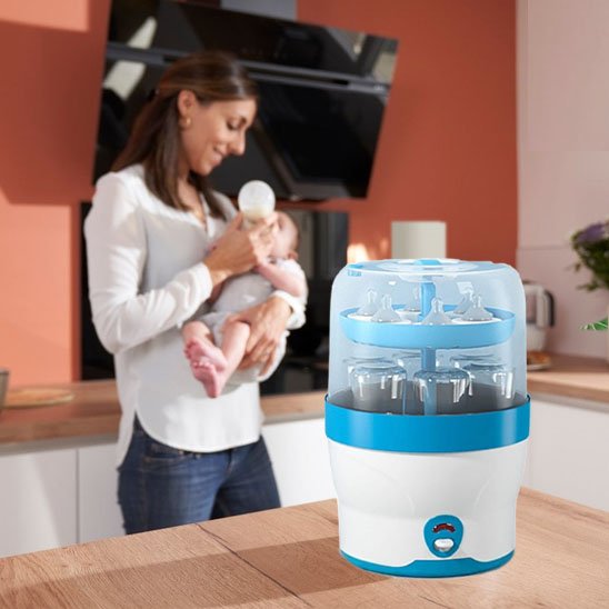 sterilisation-biberon-double-niveau-maman-debout